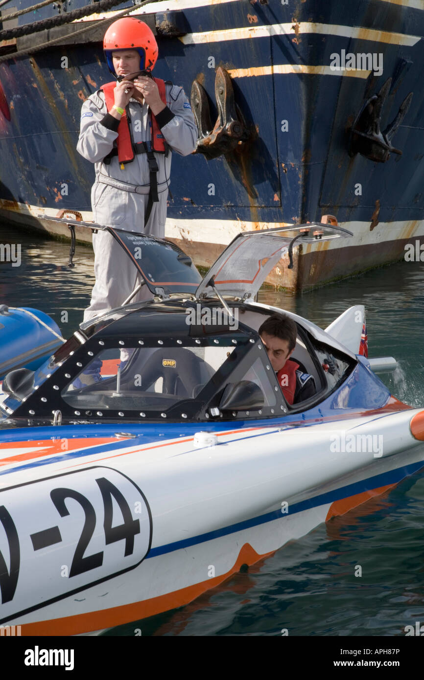 Treiber & Navigator vorbereiten V24 Batboat Rennen Stockfoto
