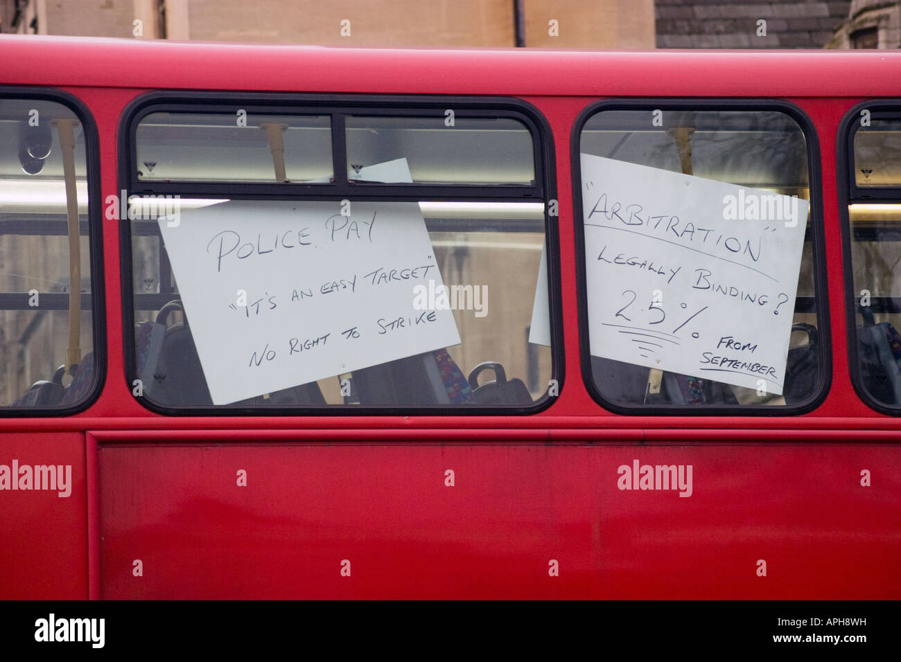 Roten Londoner Bus mit Plakaten, die Unterstützung der Polizei Zahlen Streit Pässe den Houses Of Parliament Stockfoto