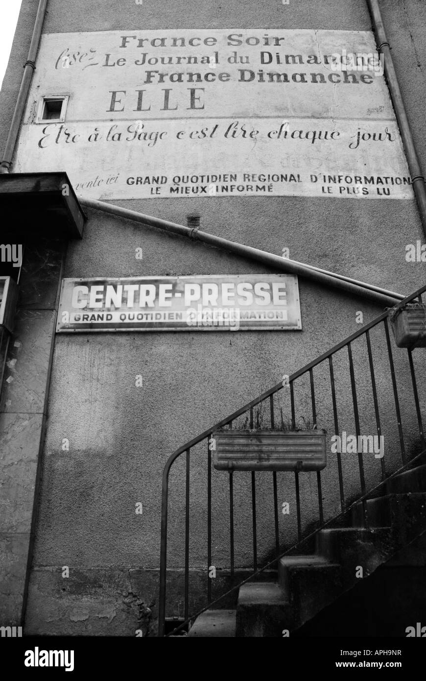 Stock Foto von einem alten Werbetafel auf der Seite ein altes Gebäude in Frankreich Stockfoto