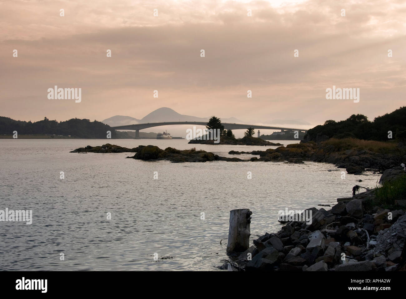 Die Hebridean Princess unter die Skye-Brücke bei Kyle of Lochalsh fährt an der Westküste von Schottland Stockfoto