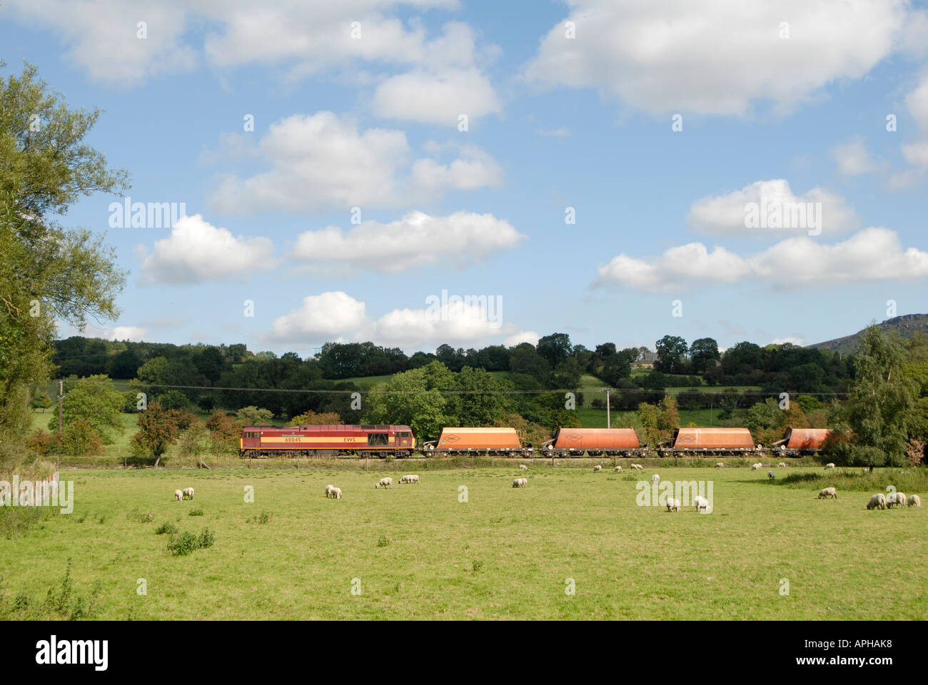 EWS-Schiene-Luftfracht-Service in die schöne Hope Valley Derbyshire England Stockfoto