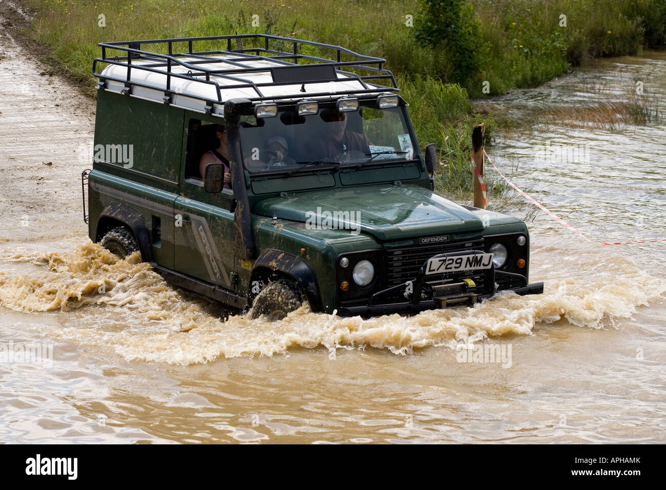 Landrover Defender Furt Fluss Stockfoto