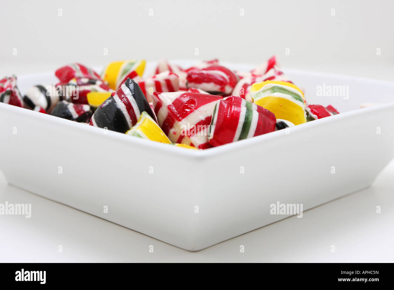 Eine Schüssel voller Bonbons sehr bunt und gesättigten Farben Stockfoto