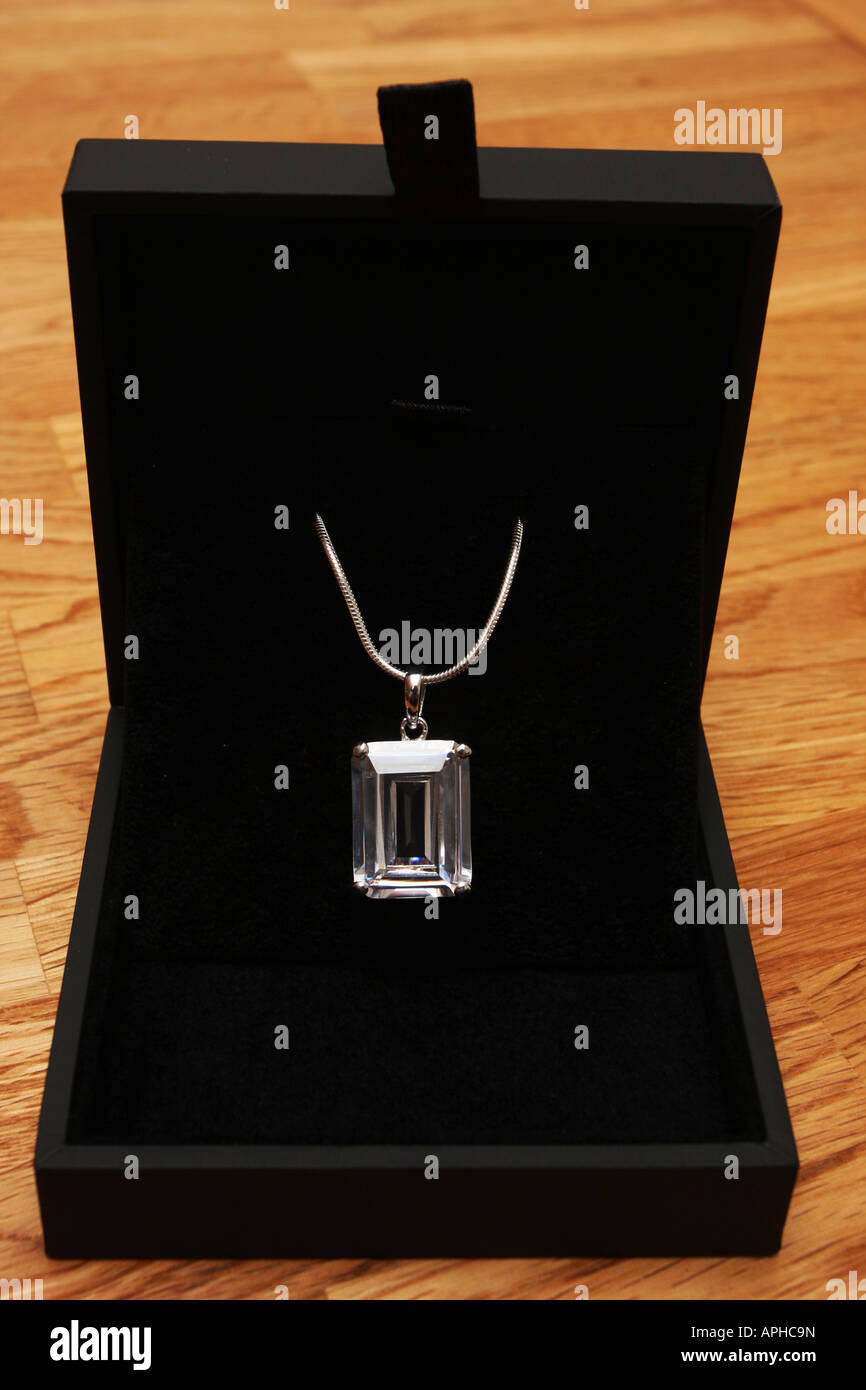 Diamant-Halskette in einem offenen Blackbox Stockfoto
