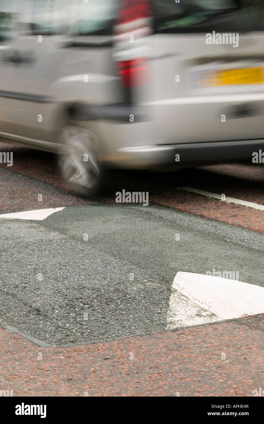 Ein Auto über eine Geschwindigkeit Buckel In ein AA finanzierte Studie solche Verkehrsberuhigungsmaßnahmen Doppel Kohlendioxidemissionen gefunden wurden Stockfoto