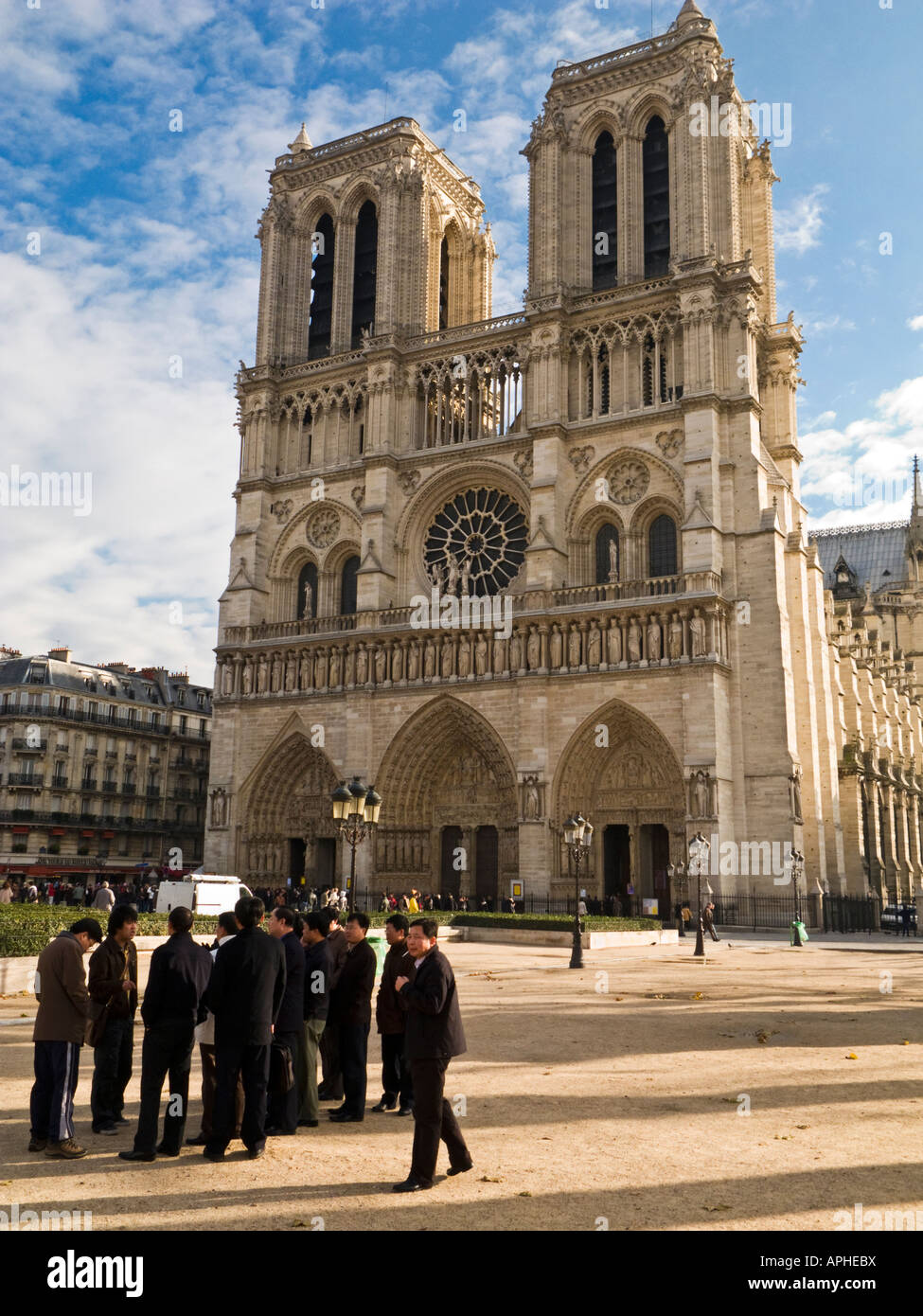 Kathedrale Notre Dame, Paris, mit Touristen im Winter Stockfoto
