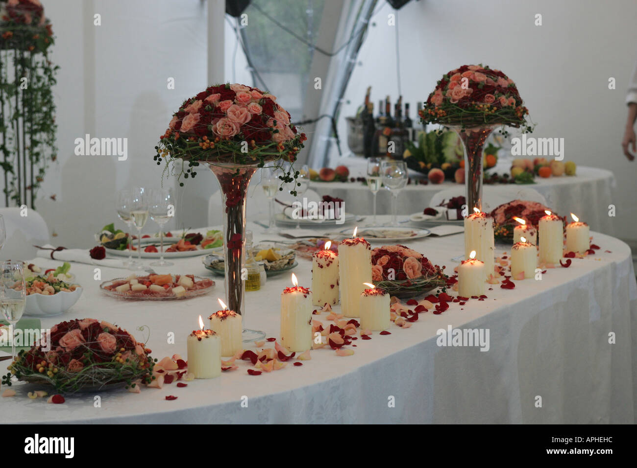 Eine Nahaufnahme Portrait von den Kopf schön gedeckten Tisch bei einer Hochzeitsfeier bereit für das frisch verheiratete Paar zu kommen Stockfoto