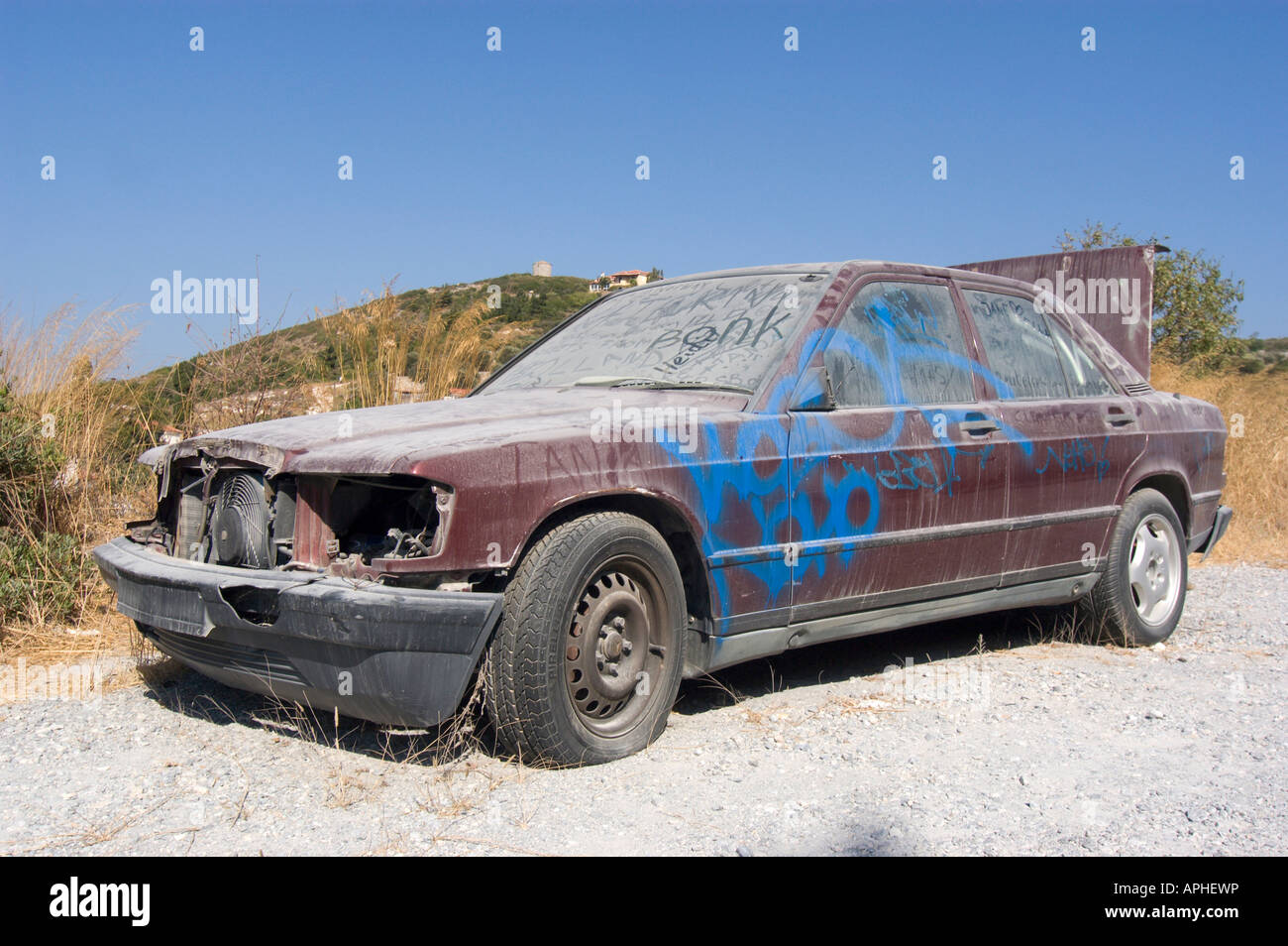 Verlassene Mercedes Benz 190E, links an der Straße, Griechenland 2006. Stockfoto