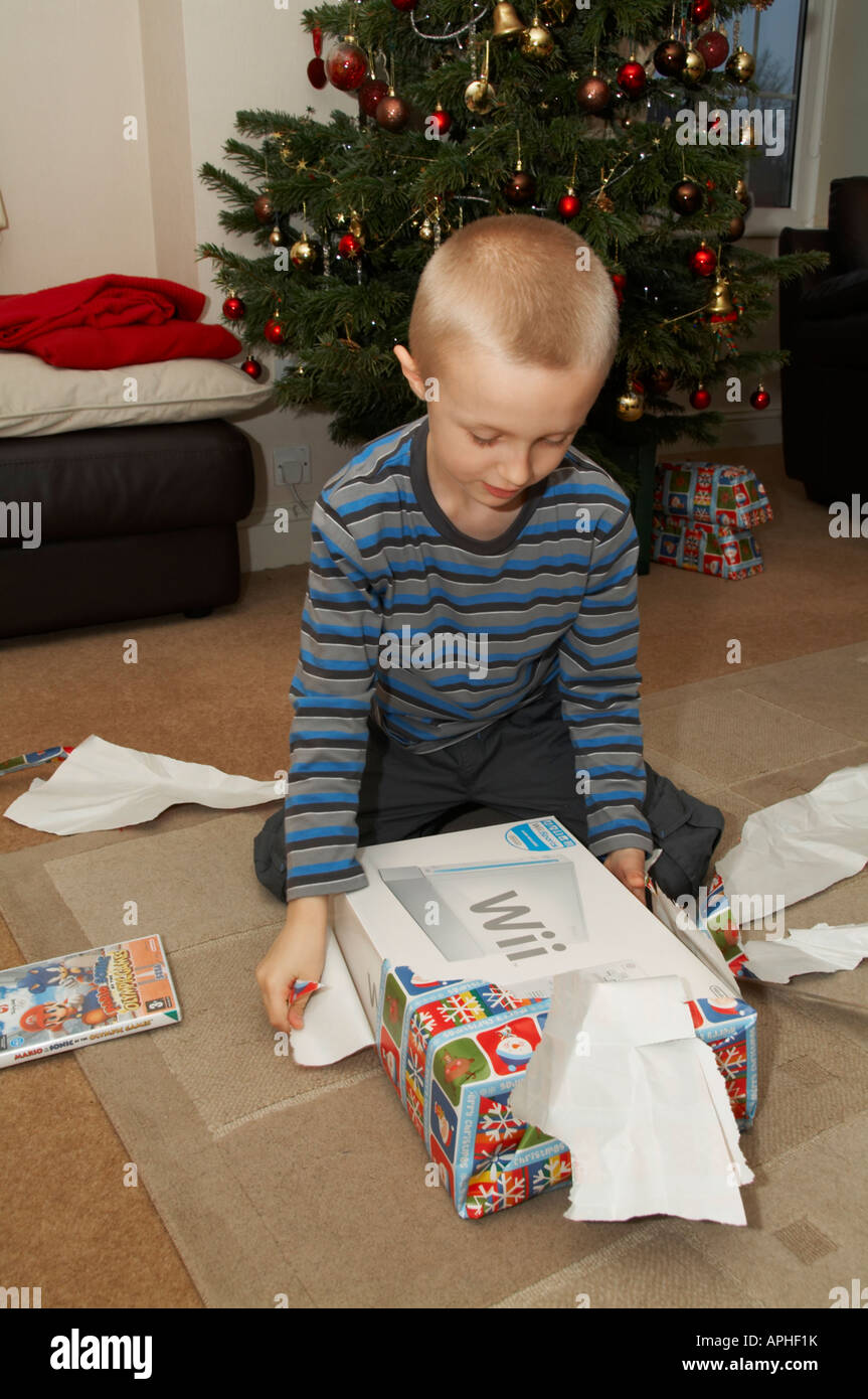 Weihnachten Geschenk Eröffnung anwesend Nintendo Wii kleiner Junge Stockfoto