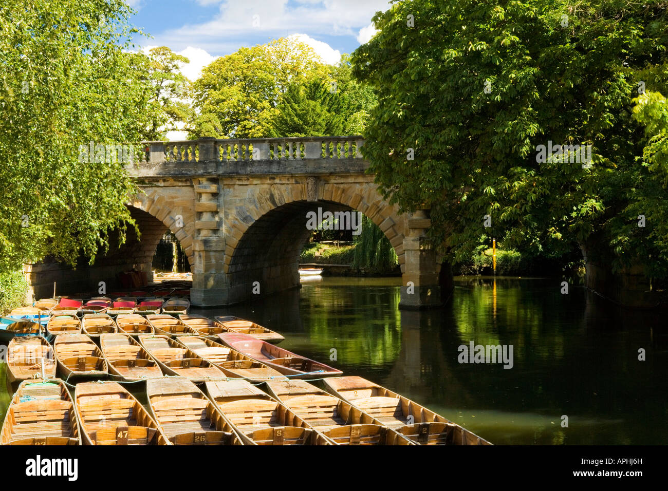 Reihen von Booten vertäut unter Magdalen Bridge, Oxford Stockfoto