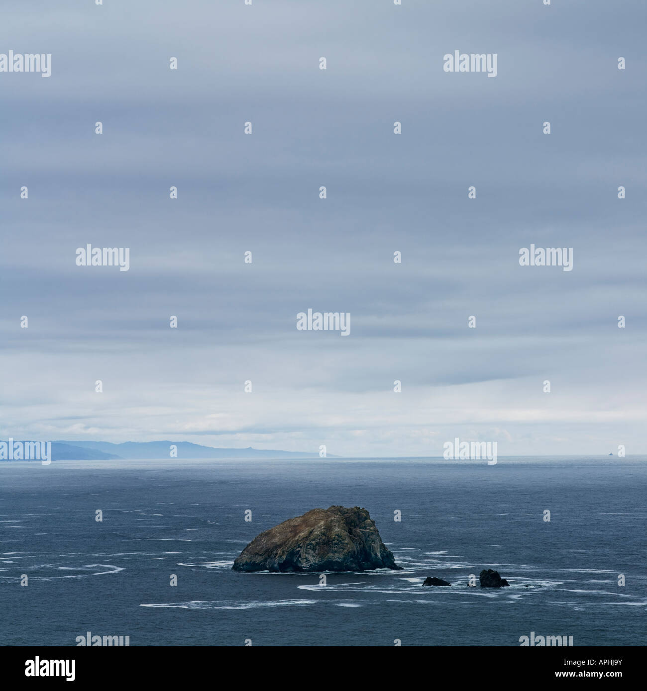 Rock im Pazifischen Ozean, Humboldt County, Kalifornien Stockfoto