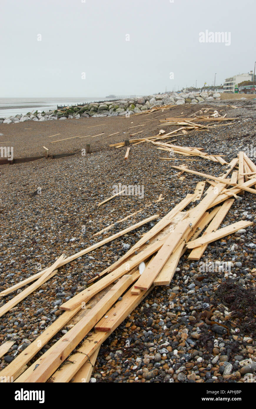 Trümmer von Holz an Lancing und Worthing Strände gespült. Das Holz ist aus der Ladung des griechischen registriert MV Ice Prince, Stockfoto