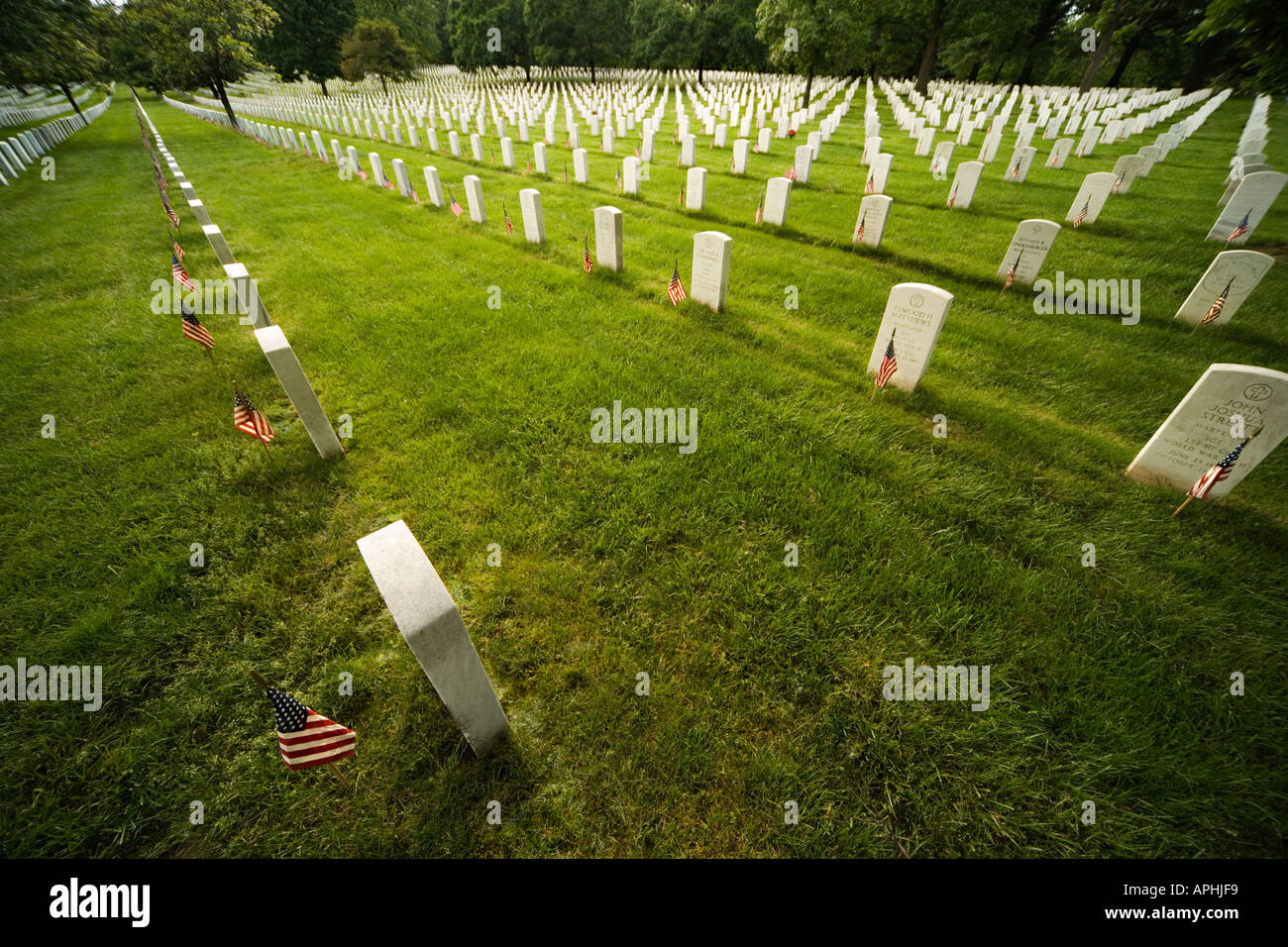 Reihen von Grabsteinen mit Fähnchen am Memorial Day auf dem Arlington National Cemetery. Stockfoto