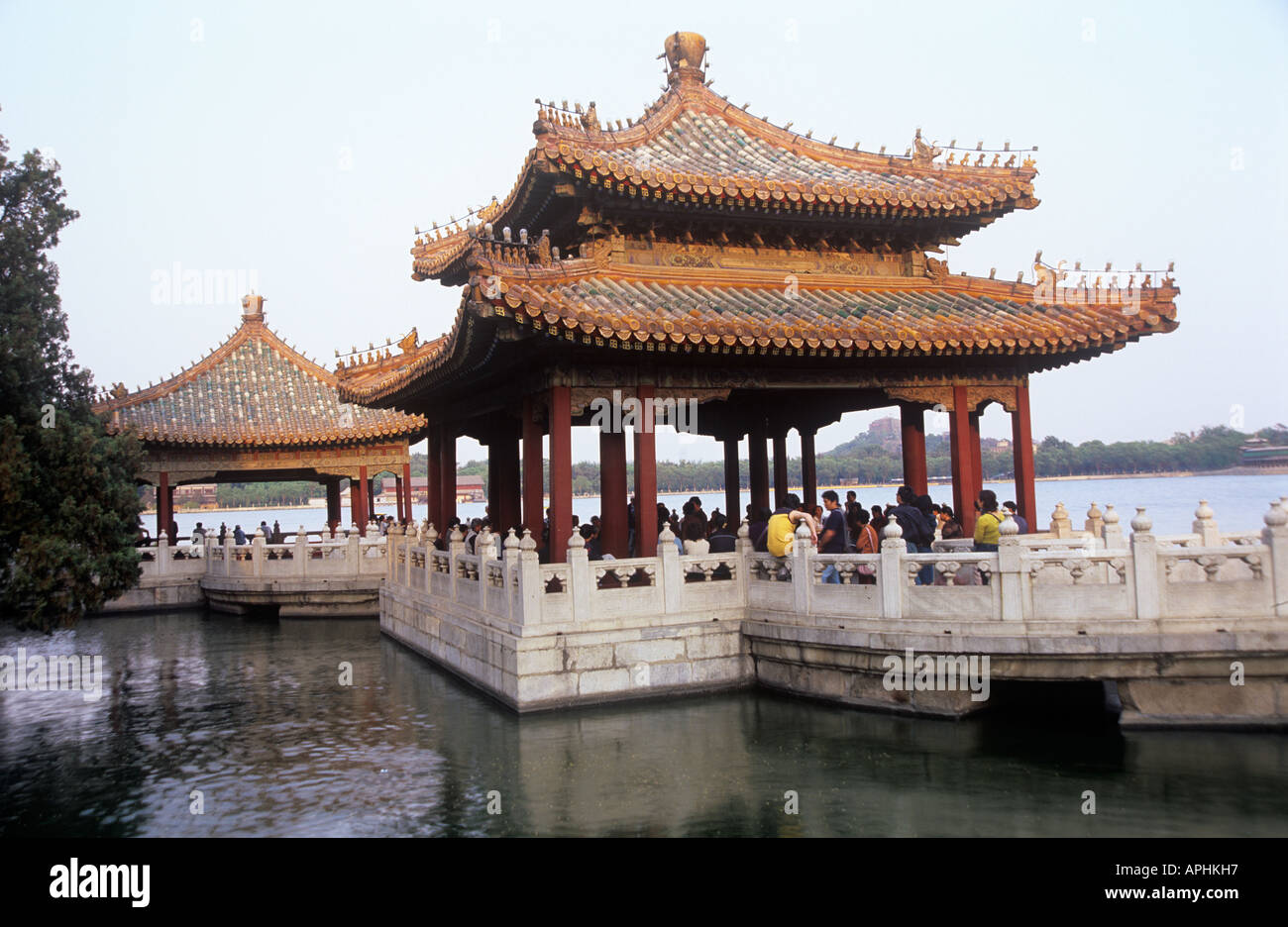 Menschen bei den berühmten fünf Drachen-Pavillon als fünf Pavillons sind miteinander verbunden durch Brücken schwimmt auf der Oberfläche des Wassers wie fünf Drachen auf dem Wasser zu spielen, also fünf Drachen-Pavillon zu seinem Namen kam, die, den es in der Ming-Dynastie im Beihai-Park in Peking errichtet wurde Stockfoto