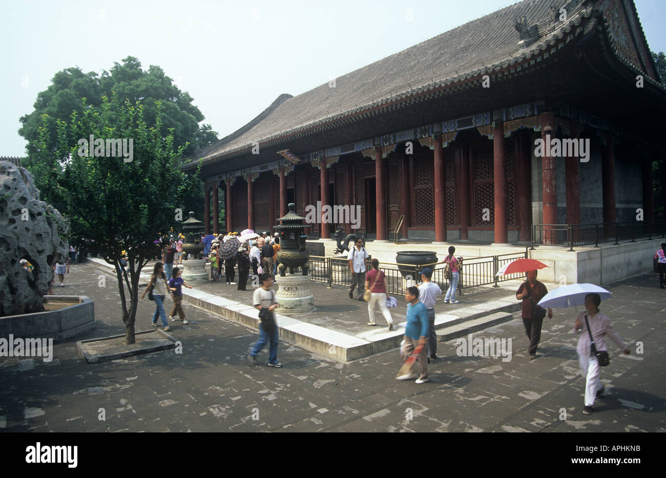 Massen von Menschen und Bronzestatuen und Räuchergefäße auf dem Hof am Eingang zur Halle des Wohlwollens und der Langlebigkeit auf der Sommerpalast in Peking Stockfoto