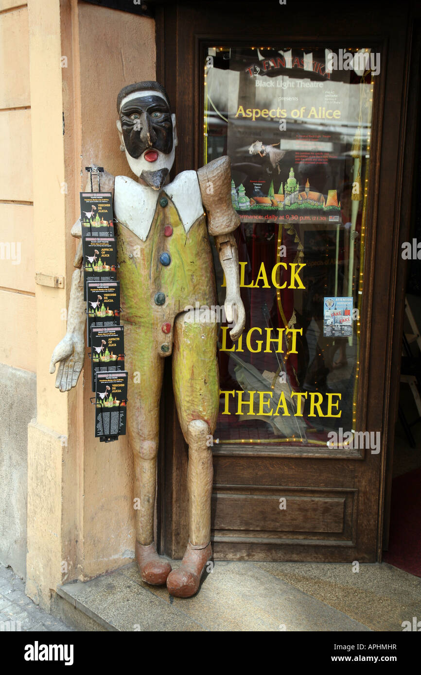 Schaufensterpuppe am Eingang zum Schwarzlichttheater, Prag, Tschechien Stockfoto