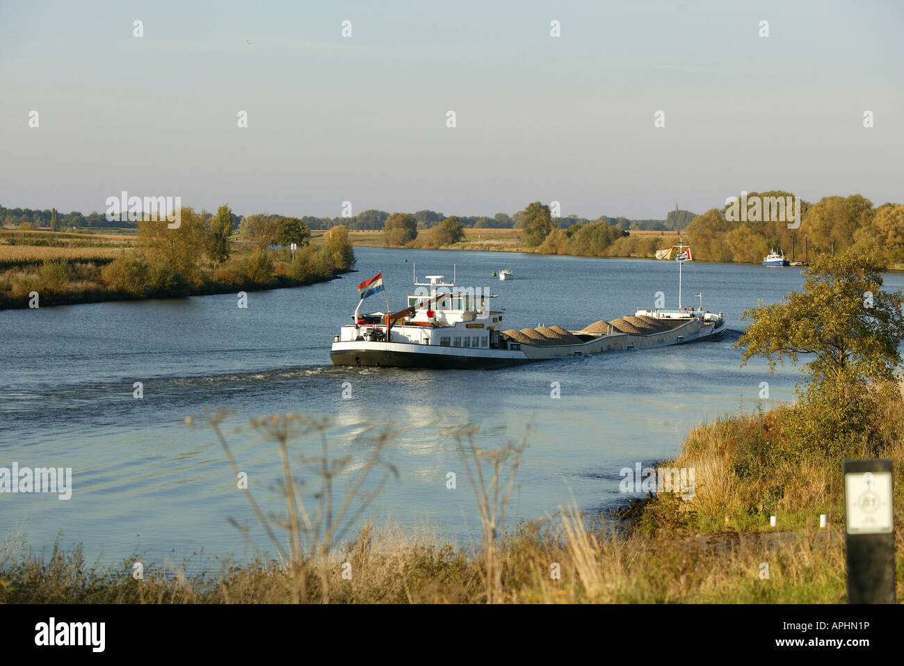 Fluss Wasserstraße Schiff Versand Transport Flagge niederländische Fracht Frachtverkehr Navigation Navigation Binnengewässer Stockfoto