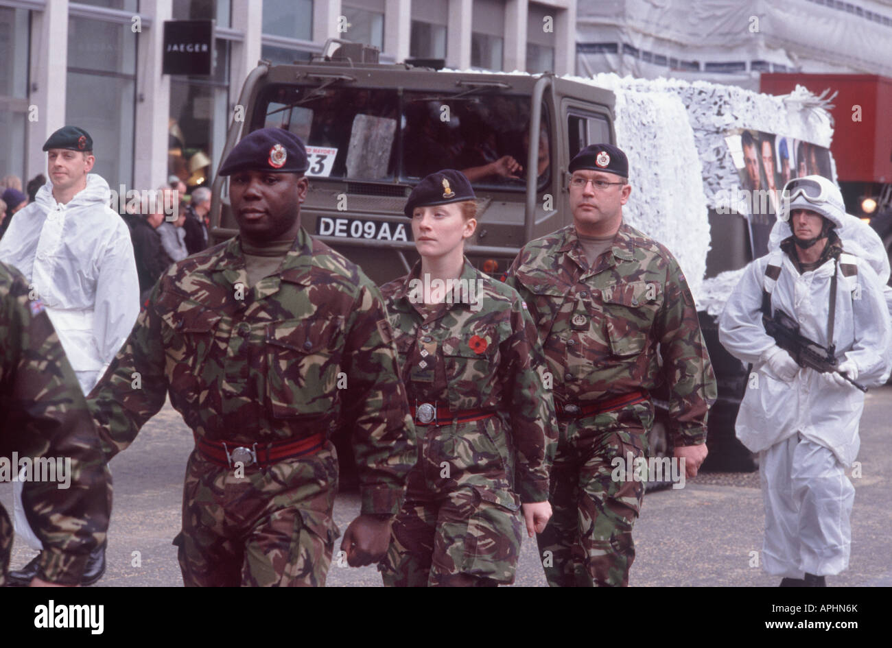 Männliche und weibliche Soldaten der 131 unabhängige Commando Squadron in grünen und weißen Camouflage, Lord Mayor es Show, City of London Stockfoto