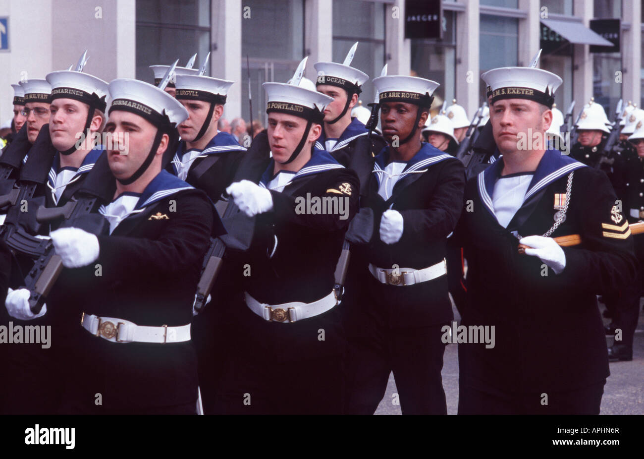 British Royal Navy Offiziere marschieren mit automatischen Waffen in jährlichen Oberbürgermeister zeigen, Cheapside, City of London, England Stockfoto