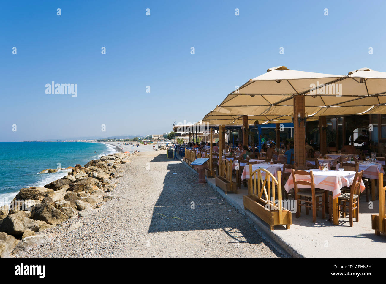 Taverne direkt am Meer, Kolimbari, in der Nähe von Chania, Kreta, Griechenland Stockfoto