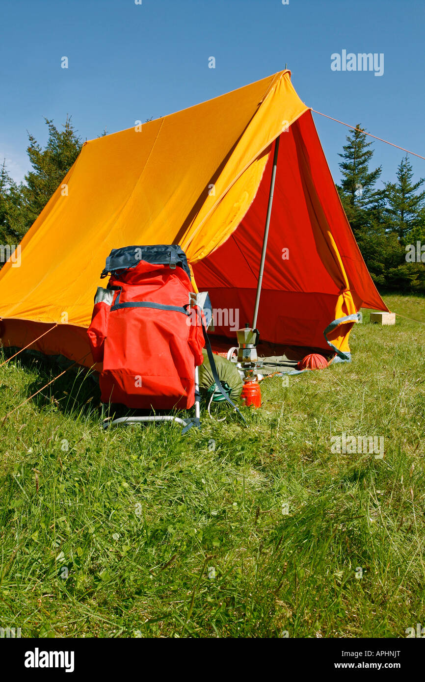 Schöne und natürliche Campingplatz an einem hellen Sommertag Stockfoto