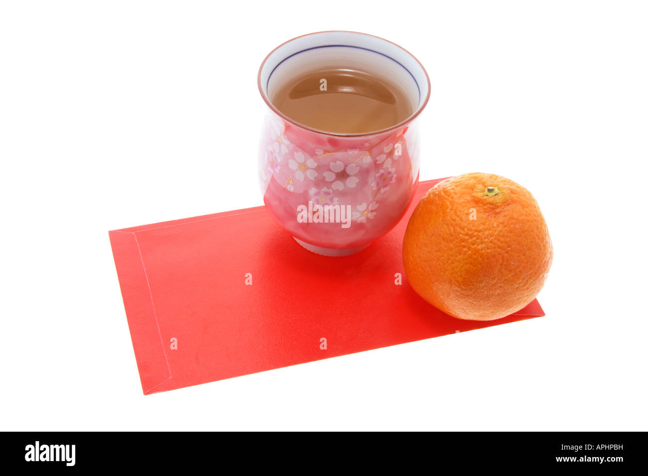 Chinesischer Tee mit Mandarine und rote Päckchen Stockfoto