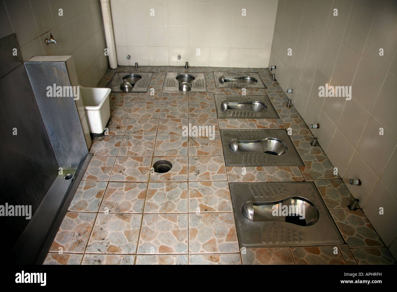 China toilet public -Fotos und -Bildmaterial in hoher Auflösung - Seite 2 -  Alamy
