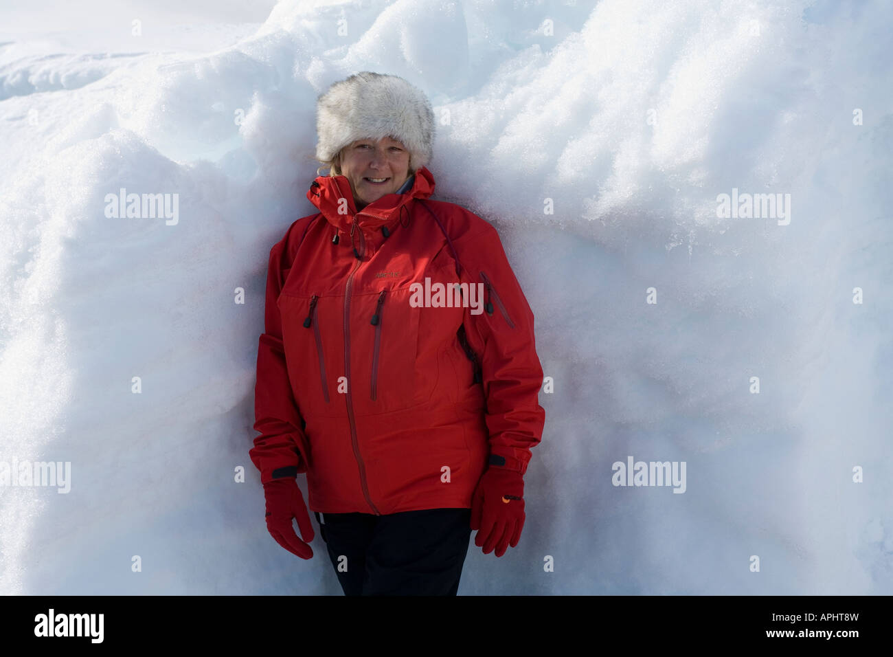Applying Abenteuer-Touristen im kalten Wetter Gang steht eine Schneeverwehung in der Antarktis Stockfoto