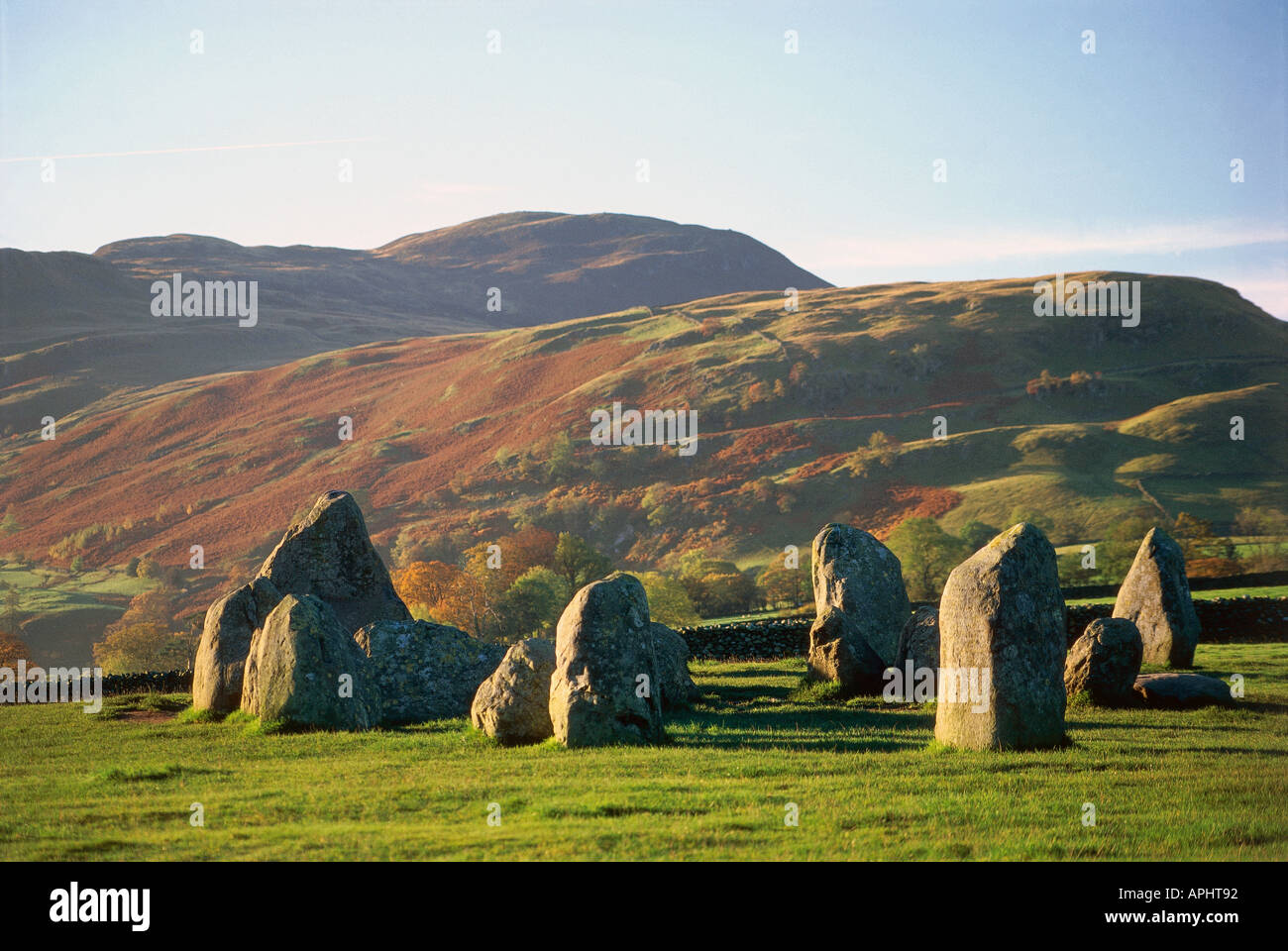 Castlerigg Steinkreis 38 Steinen aus dem Neolithikum Steinzeit unter bewaldeten Hügeln Lake District Cumbria England Stockfoto