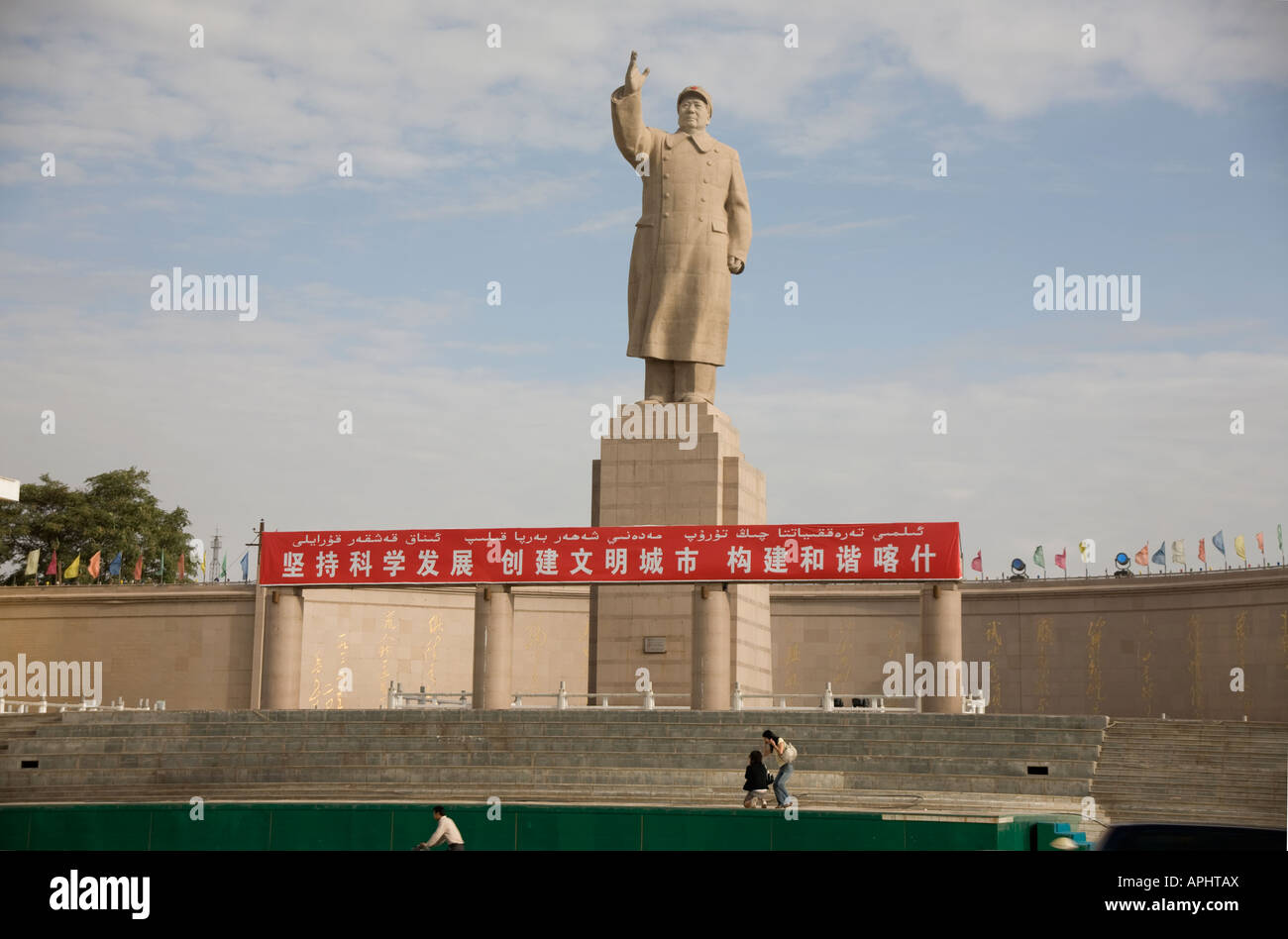 Silk Route China Xinjiang Provinz lokale Beschriftung Kashgar Statue von MAO ZEDONG Stockfoto