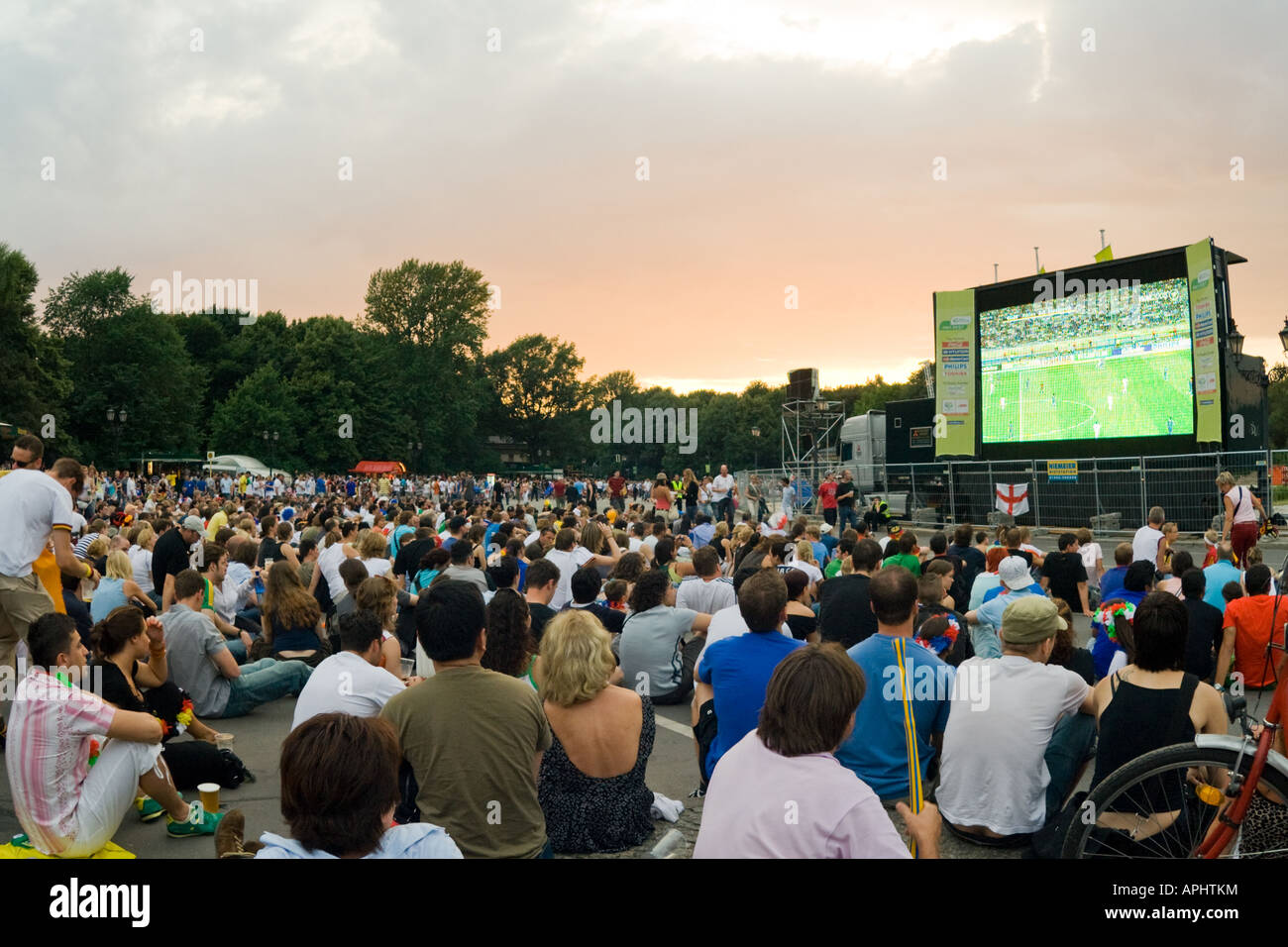 Menschen beobachten 2006 World Cup-Finale auf der Fanmeile Stockfoto