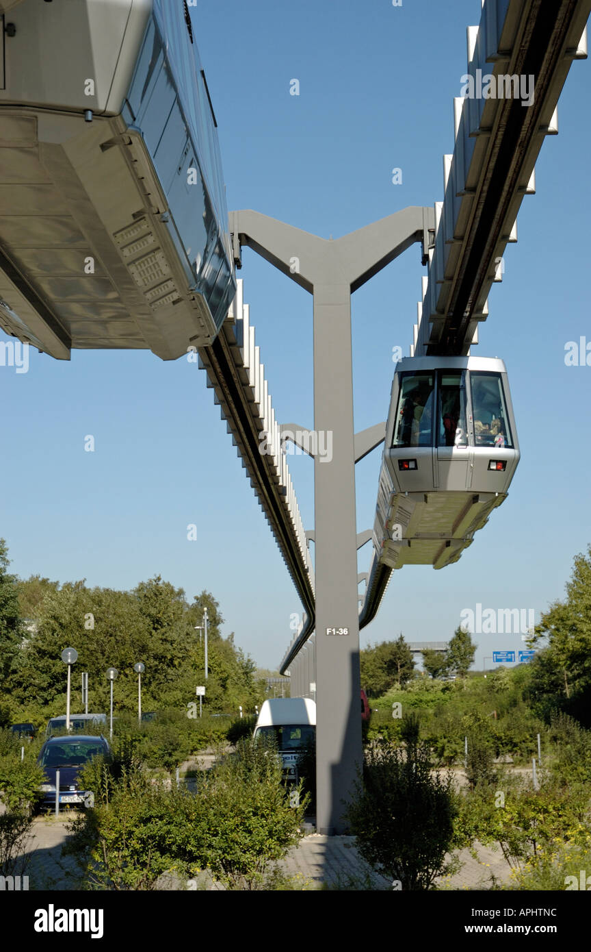 Skytrain, Flughafen Düsseldorf International, Deutschland; vorbeifahrenden Zügen. Stockfoto