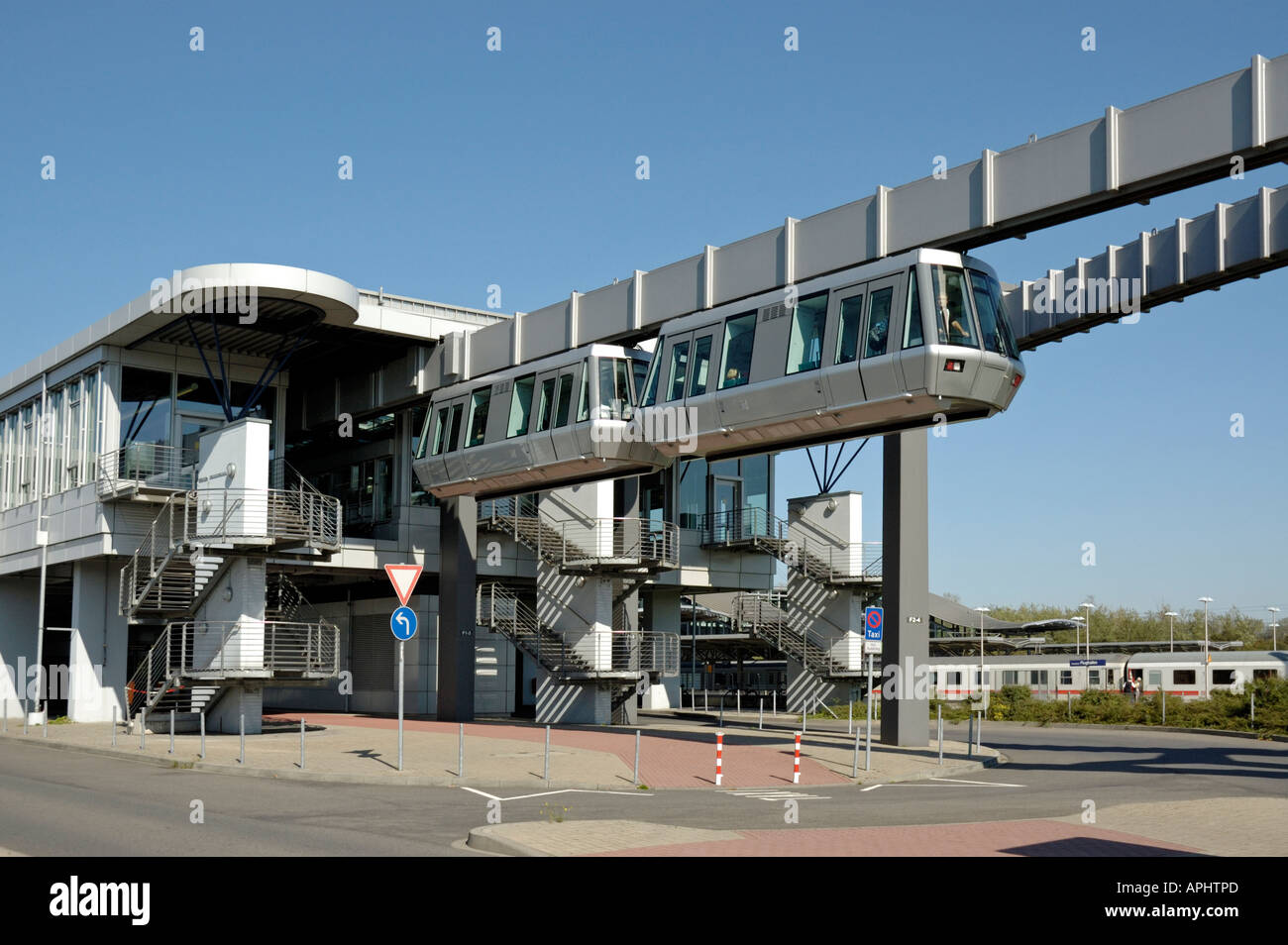 Skytrain, Flughafen Düsseldorf International, Deutschland; Airport Intercity Bahnhof Zug. Stockfoto