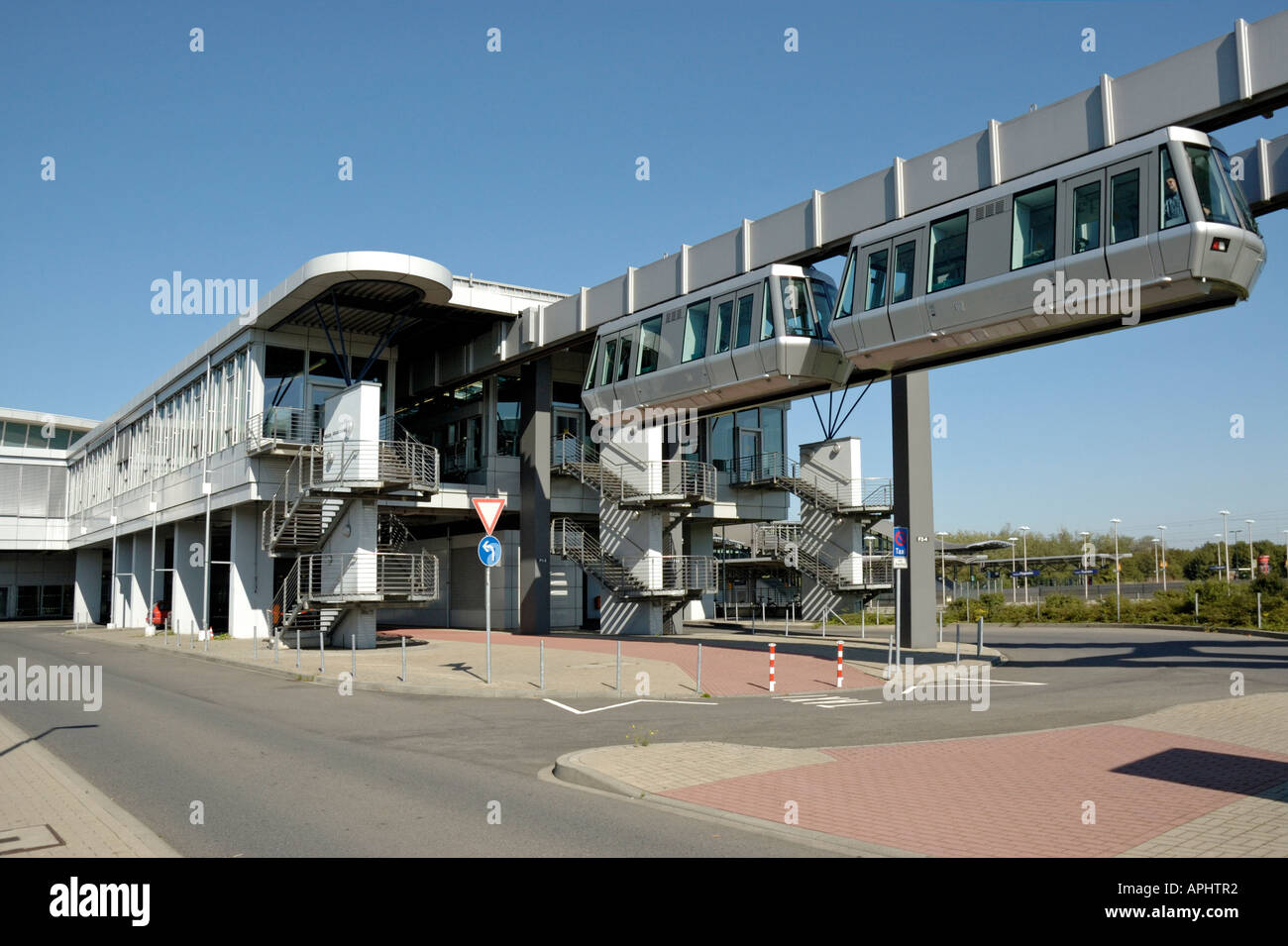 Skytrain, Flughafen Düsseldorf International, Deutschland; Zug Bahnhof Flughafen verlassen. Stockfoto