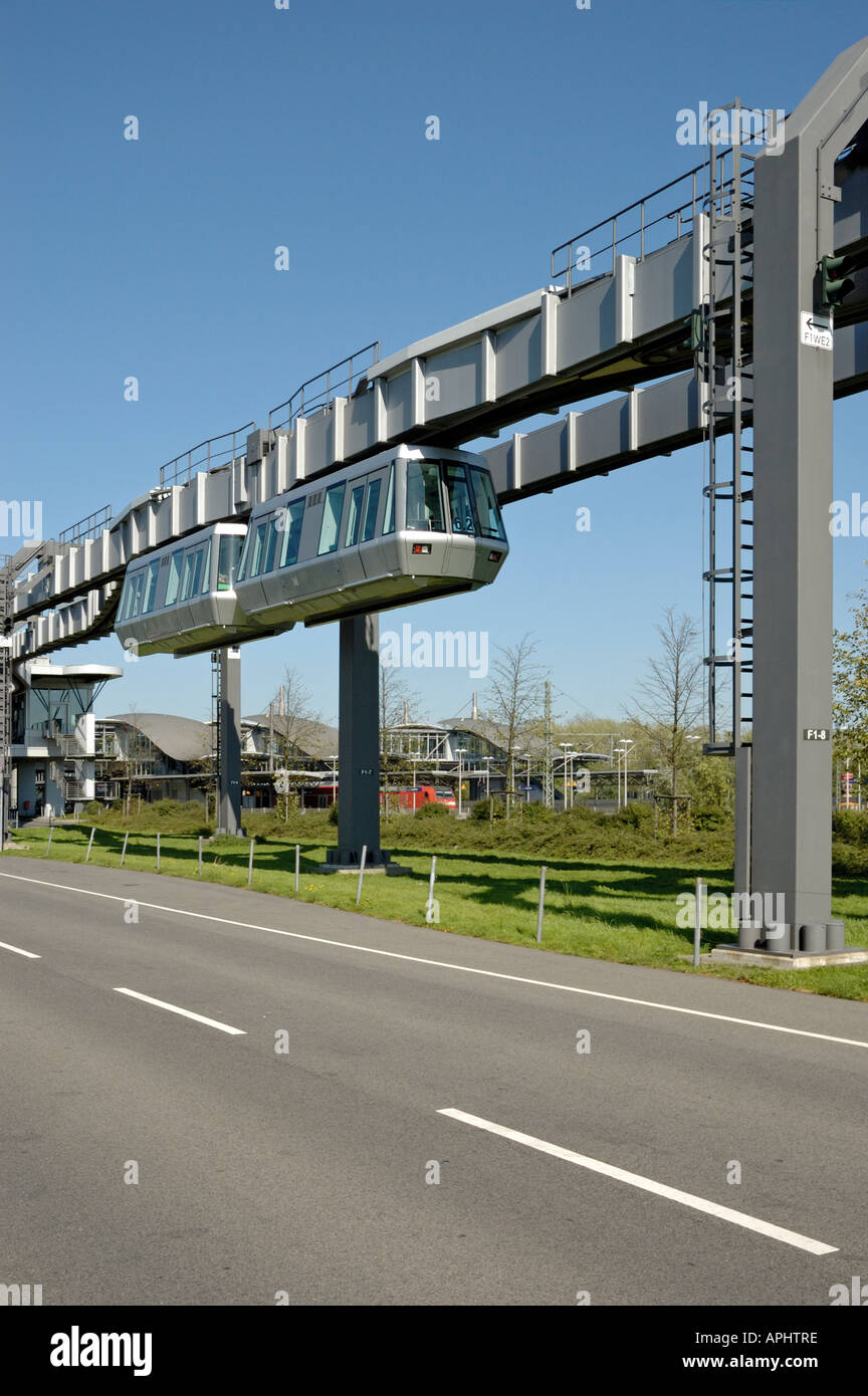 Skytrain, Flughafen Düsseldorf International, Deutschland; Zug, Flughafen Bahnhof verlassen. Stockfoto