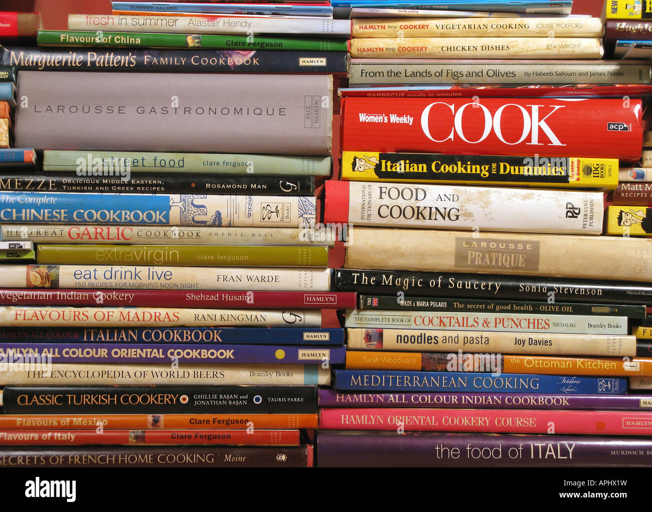 Haufen von Kochbüchern Stockfoto