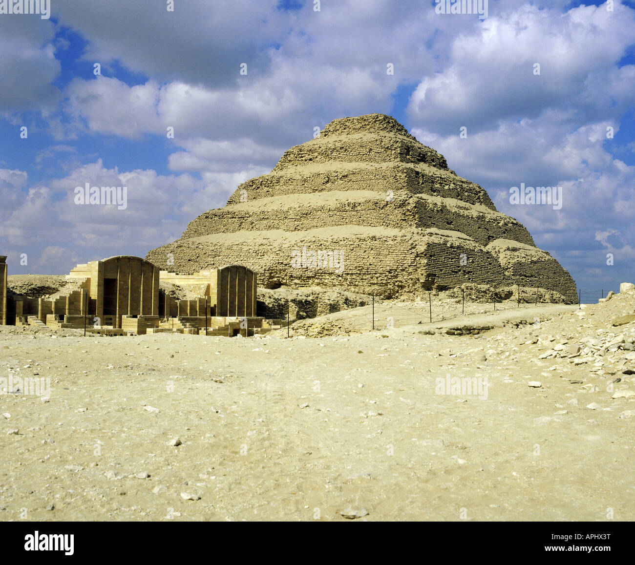 Geographie / Reisen, Ägypten, Sakkara, Pyramide, König Djoser, 12:00, 3. Dynastie, gebaut in 2600 v. Chr., Wüste, Sand, m Stockfoto