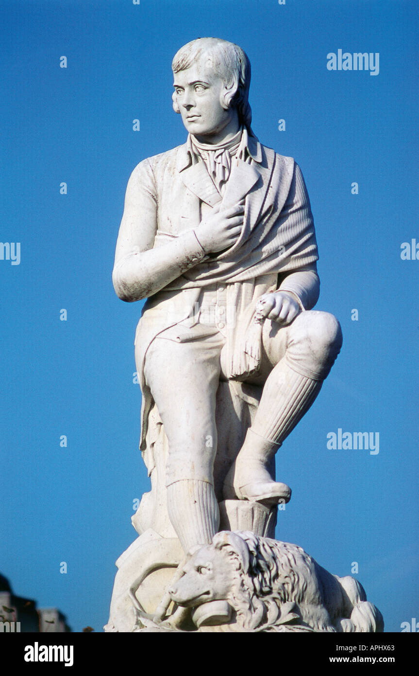 Statue von Robert Burns 1759 96 einmal Wohnsitz von Dumfries auf High Street vor Greyfriars Kirche Gebäude Schottland Stockfoto