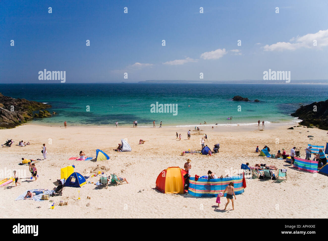 Familien genießen, Meer, Sand und Sonne am Porthgwidden Strand Atlantik St Ives Cornwall England GB UK Stockfoto