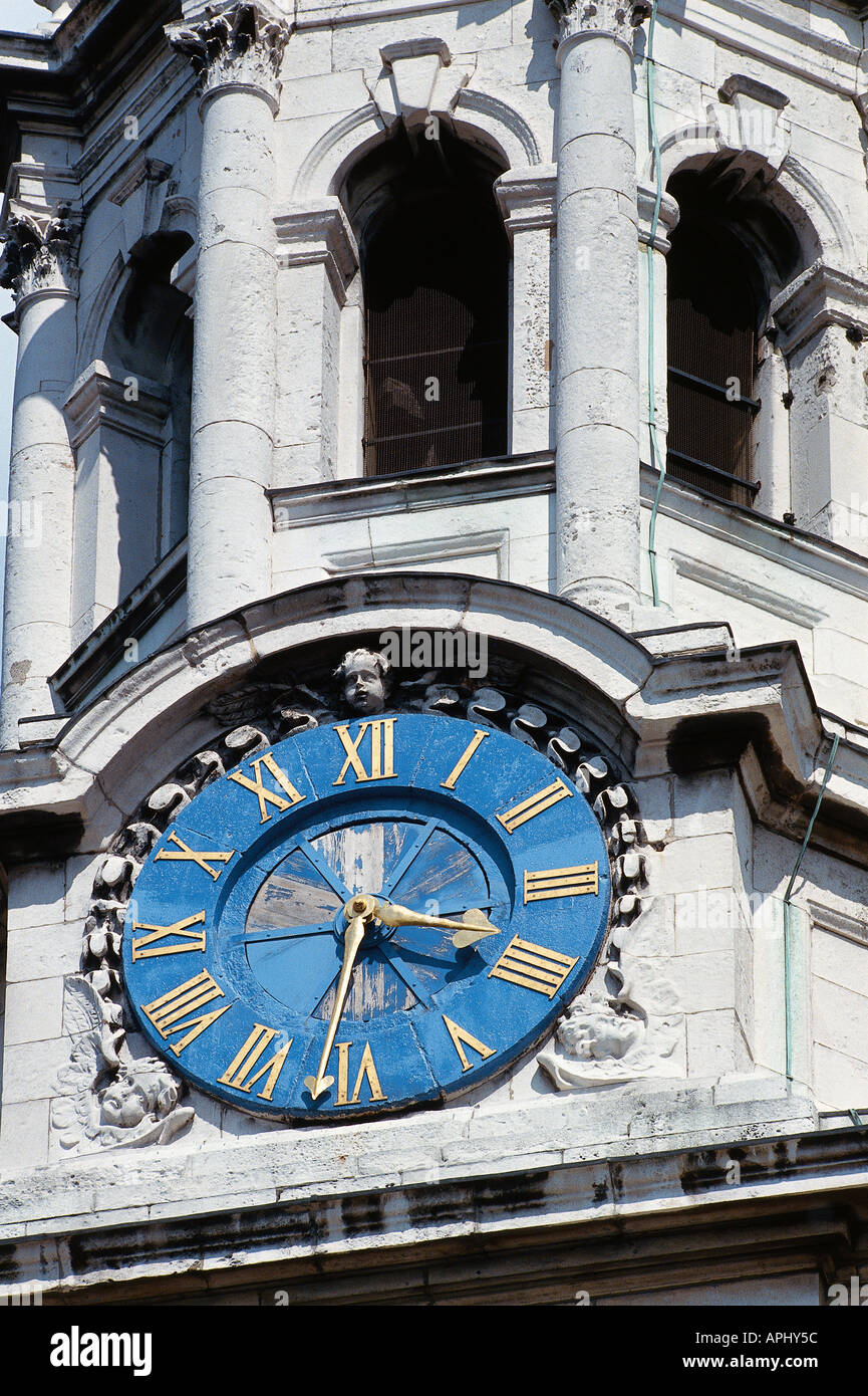 Die Uhr auf St Martin In The Fields Kirche Trafalgar Square in London England Stockfoto