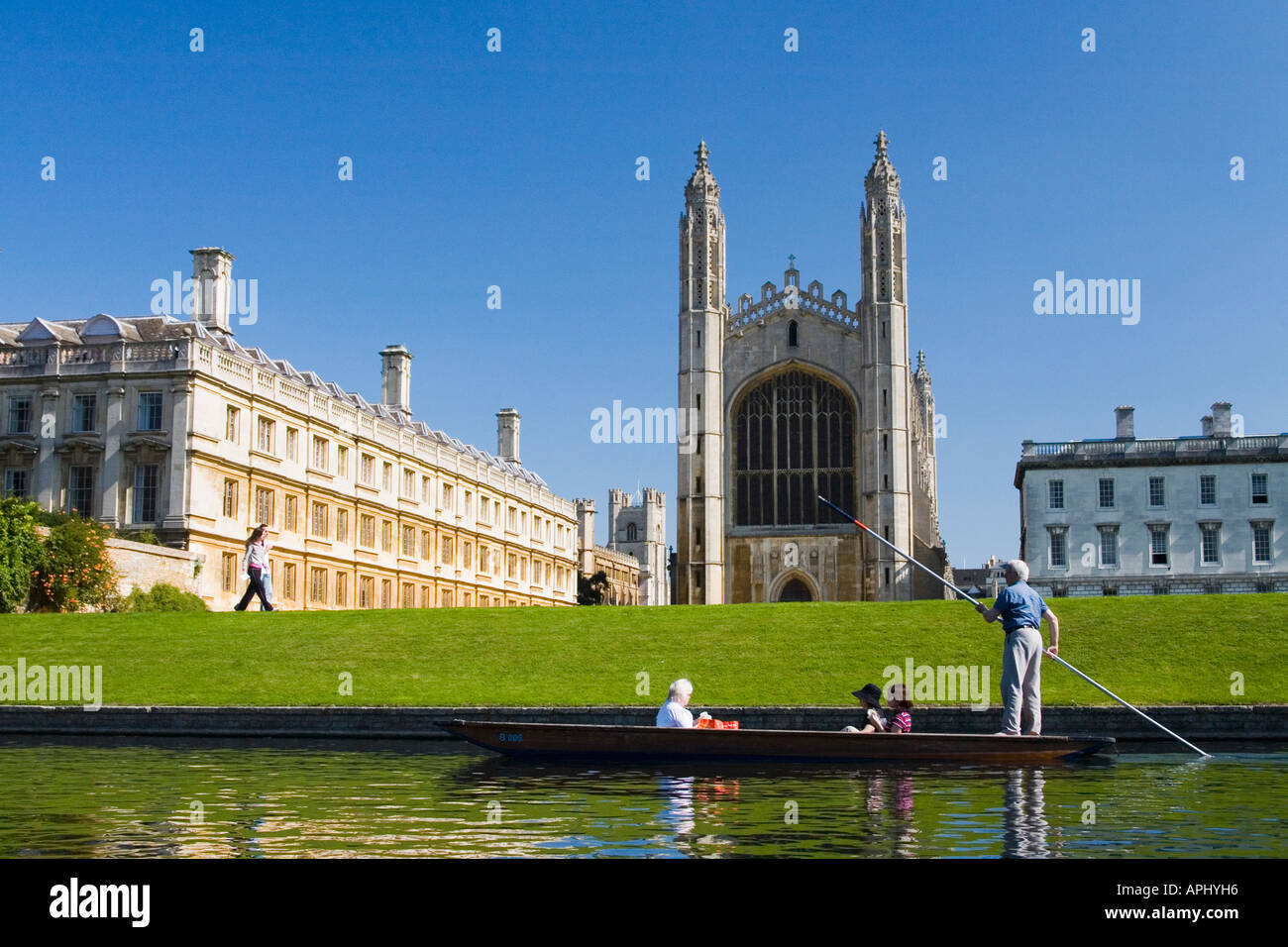 Bootfahren auf dem Fluss Cam vor Kings College Chapel im Sommer Sonne Sonnenschein The Backs Cambridge East Anglia England Stockfoto