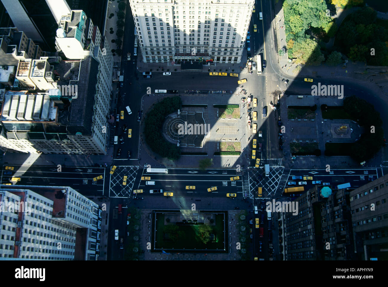 Ein Blick auf die Grand Army Plaza und der Verkehr in der 5th Avenue von der Spitze des General Motors Building New York Stockfoto