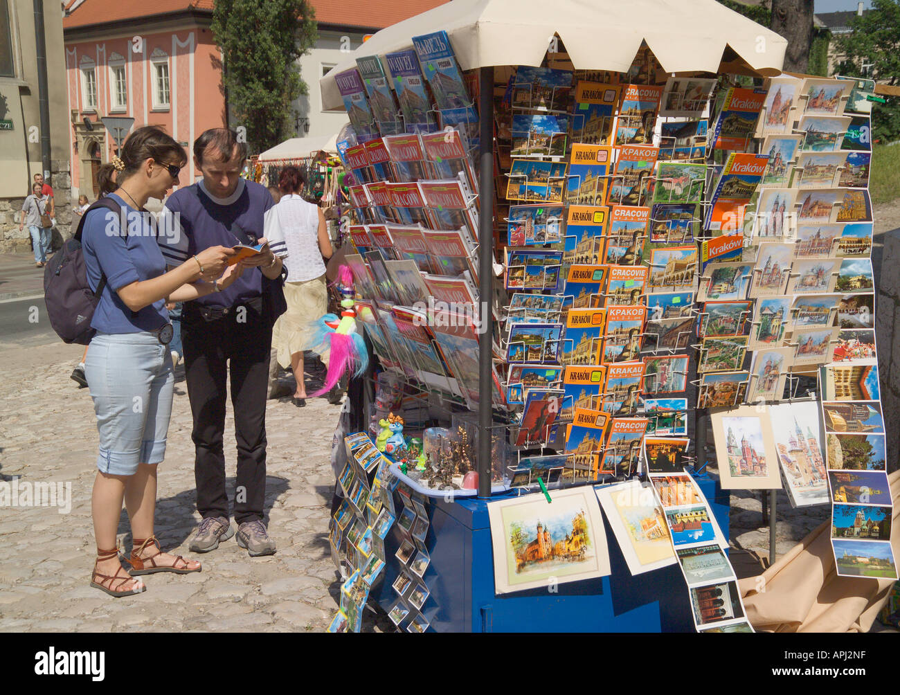 Zwei Personen an Reiseführern auf Verkauf Krakau Polen Stockfoto