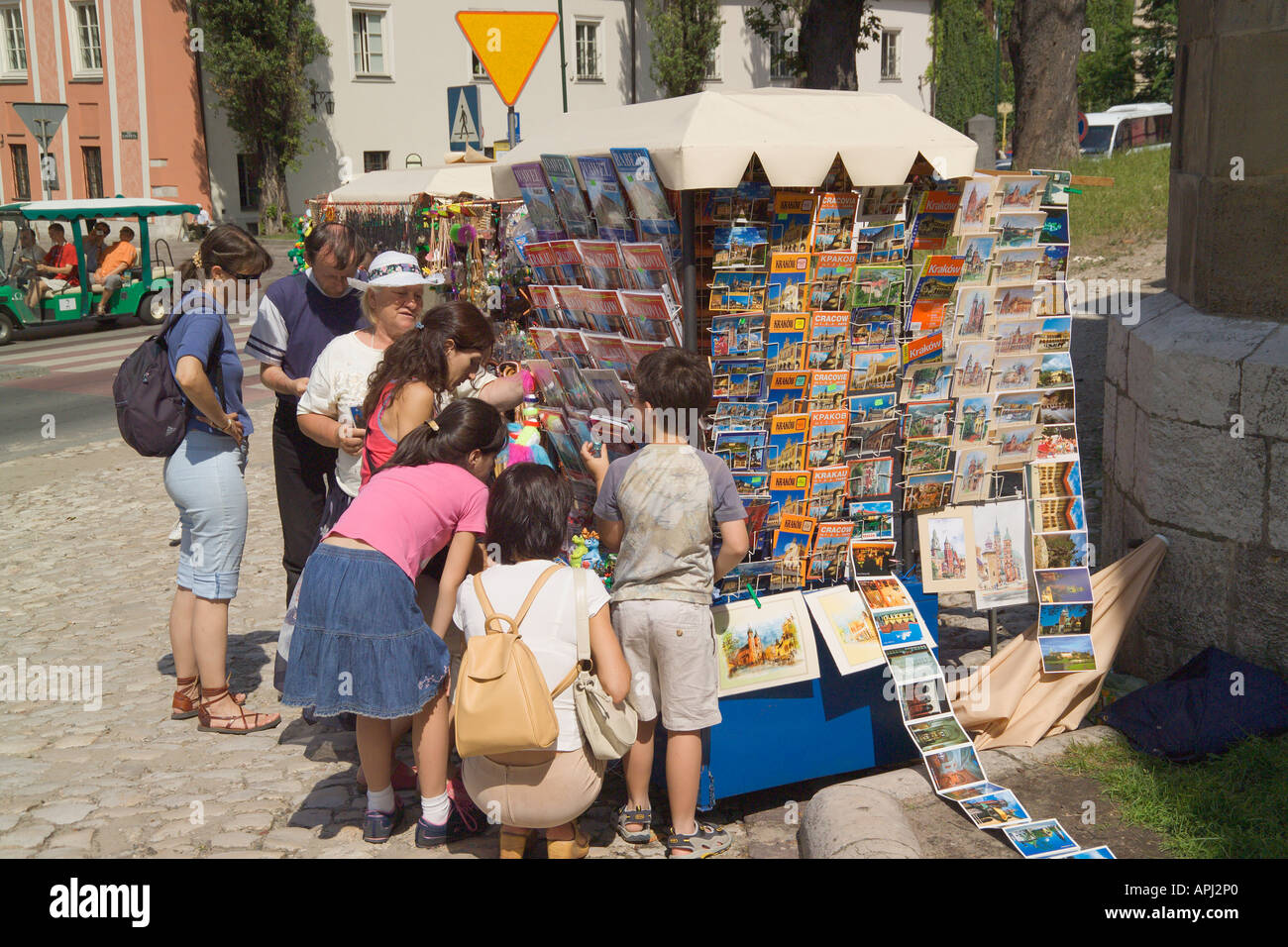 Personen an Reiseführern auf Verkauf Krakau Polen Stockfoto