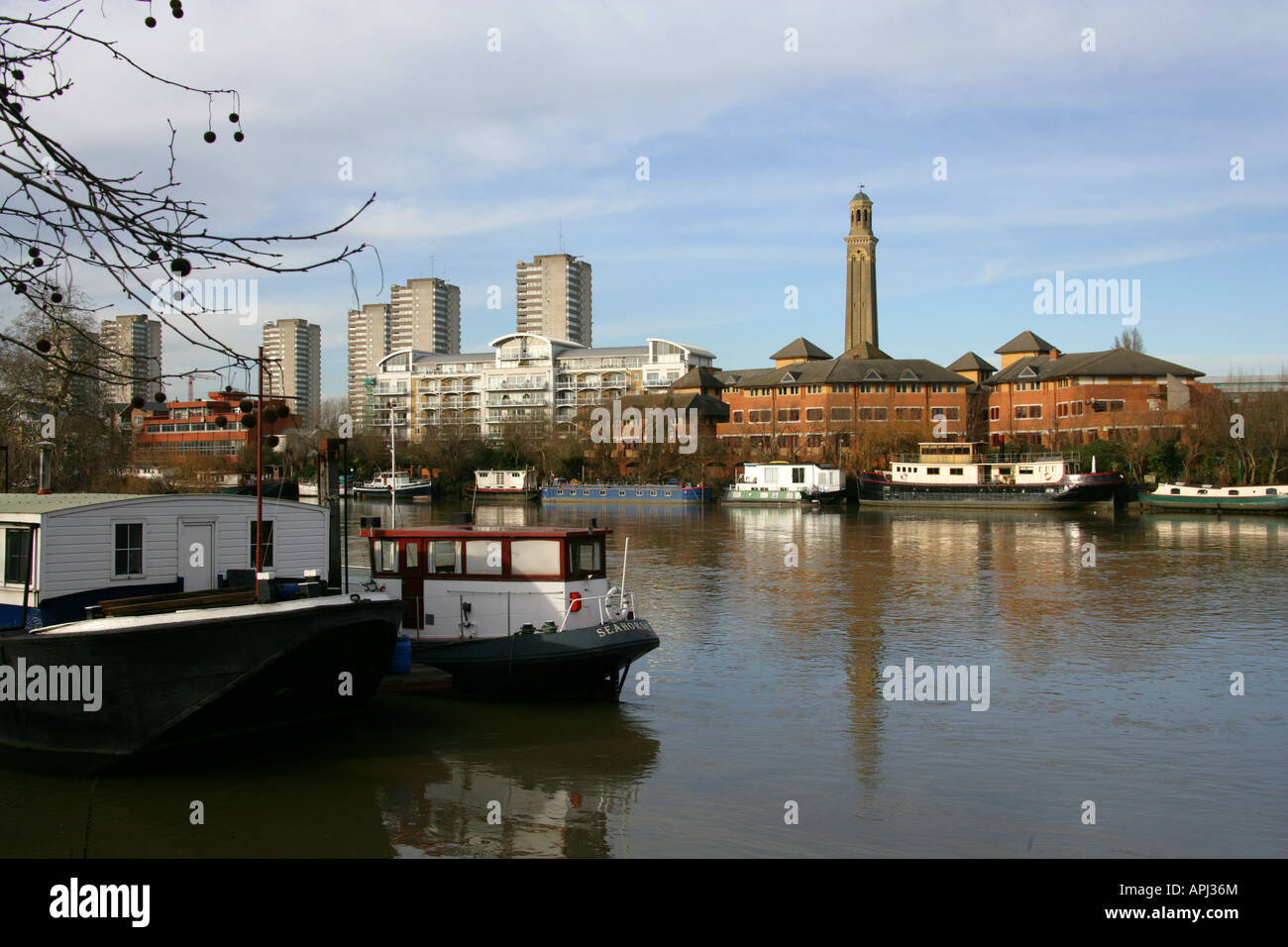 Ansicht von Kew Bridge mit Steam Museum Wasserturm im Hintergrund Brentford London UK Stockfoto