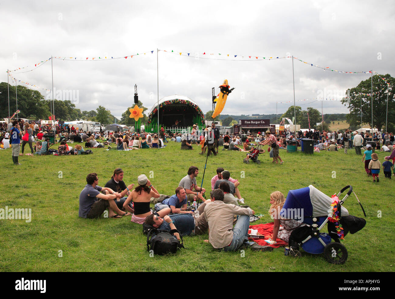 Familien und Freunde auf dem Big Chill Festival, Eastnor Castle, Ledbury, Herefordshire UK. Stockfoto