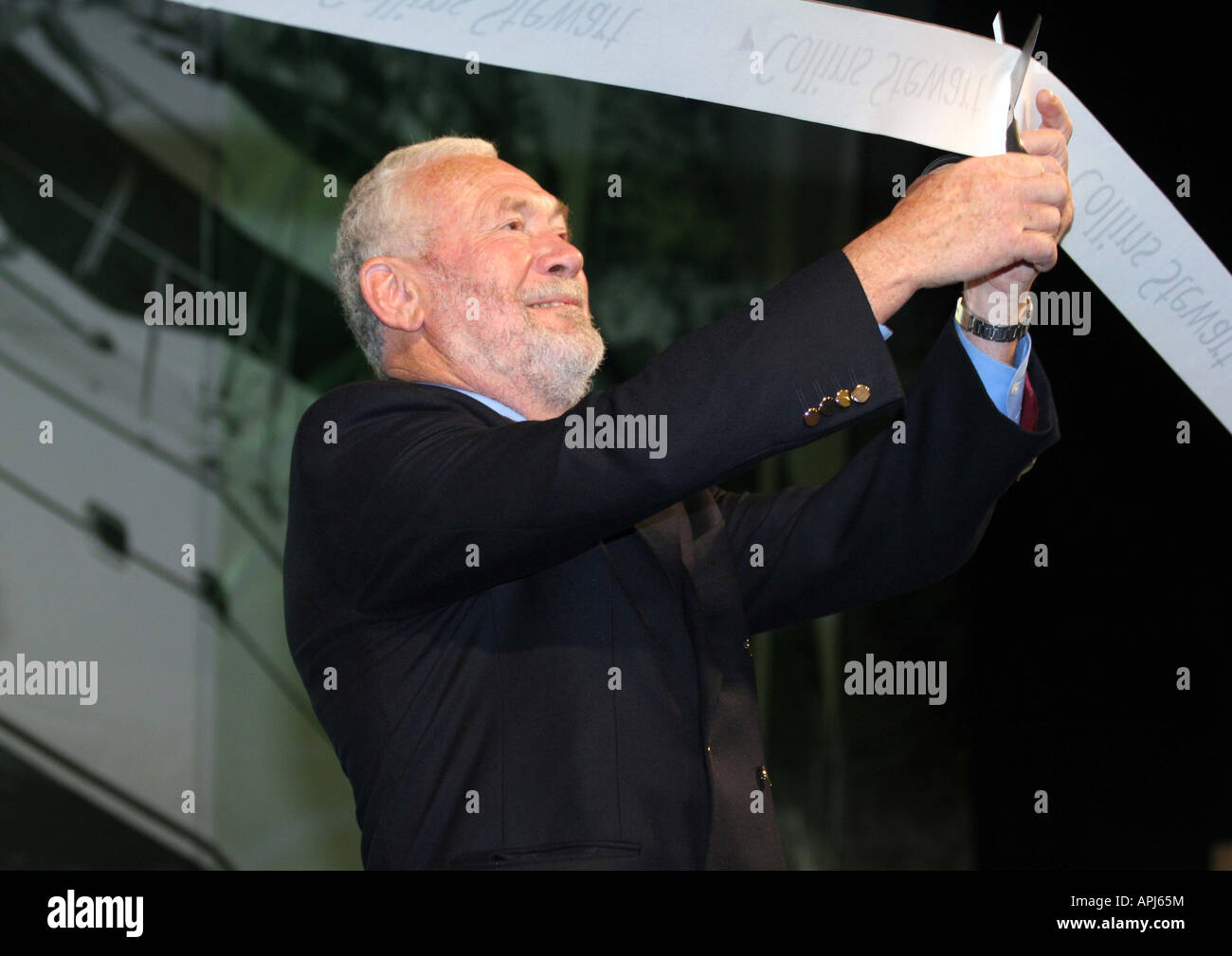 Sir Robin Knox-Johnston die Eröffnungsshow durch Durchschneiden des Bandes Stockfoto