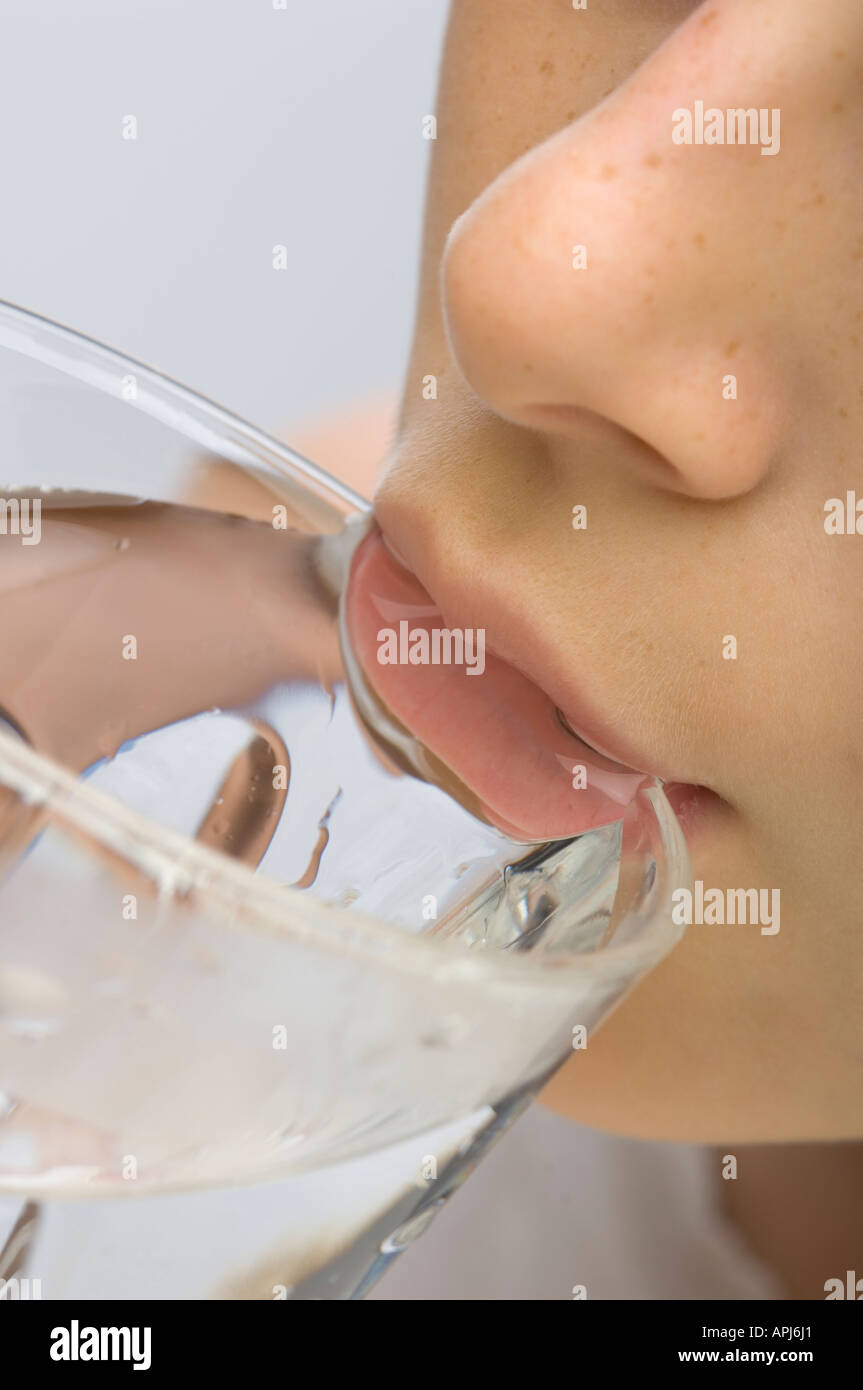 Nahaufnahme von Lippen trinken Wasser aus einem Glas Stockfoto