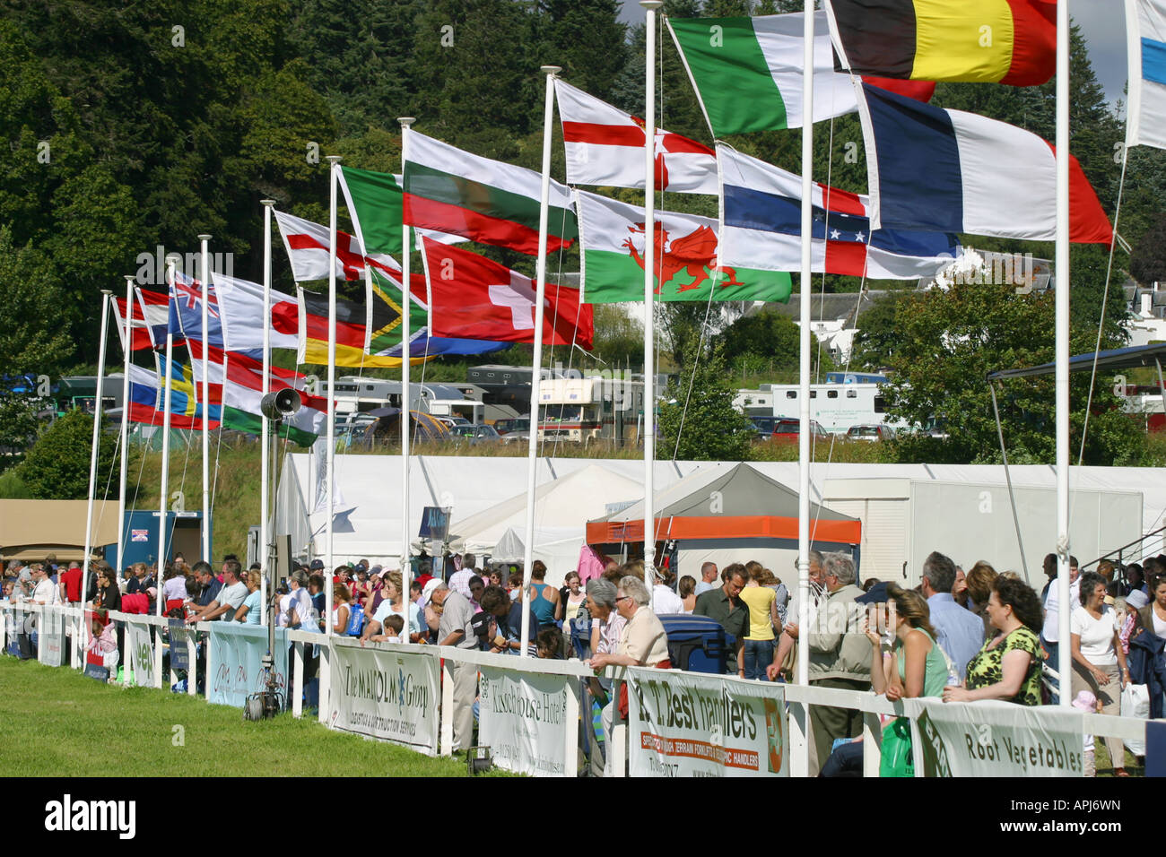 Internationale Fahnen auf Land anzeigen Ereignis Stockfoto