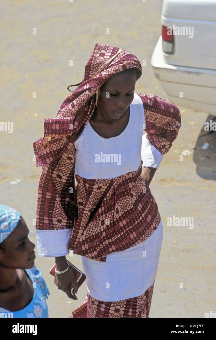 Eine Afrikanerin in bunten Trachten in der Hauptstraße in Serekunda die größte Stadt in Gambia Stockfoto